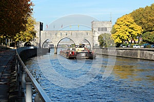 Promenade le long du quai Notre-Dame ÃÂ  Tournai en Belgique en automne avec le Pont des trous en perspective photo